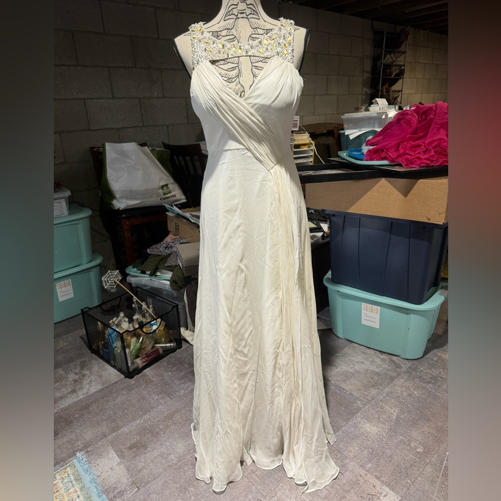 White floor length formal gown. Hoagland New York size 4